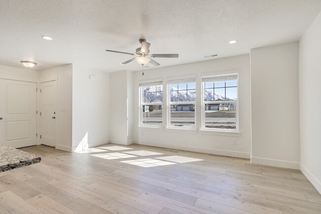 Building Photo - 1040 S 1200 W