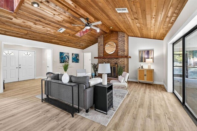 Foto del edificio - 14252 Trinity Rd