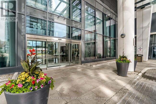 Photo du bâtiment - 75 Eglinton Ave W