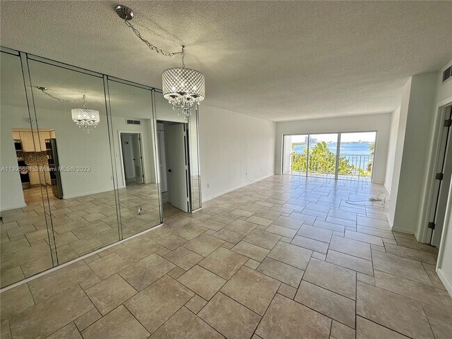 Foto del edificio - 500 Bayview Dr