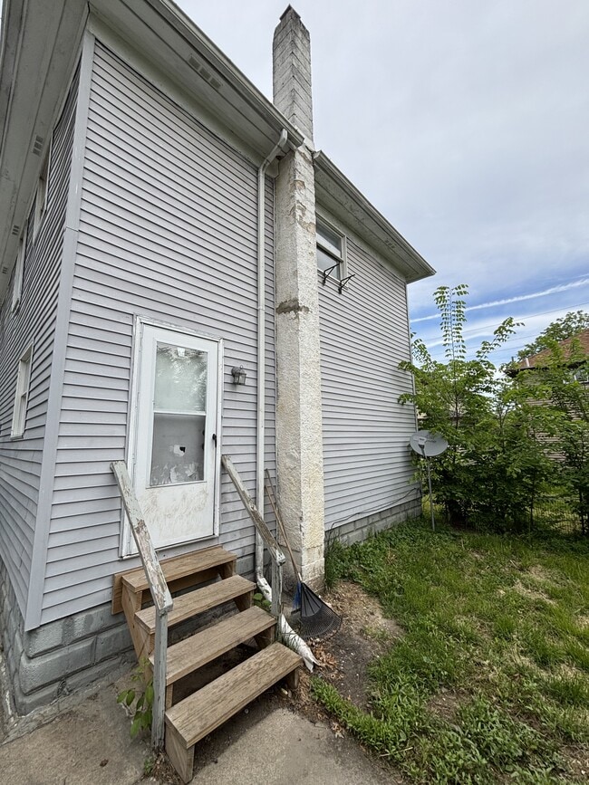 Building Photo - 805 Riverview Ave