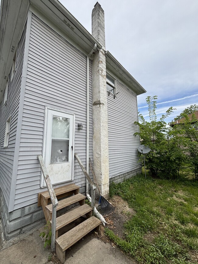 Foto del edificio - 805 Riverview Ave