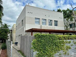 Building Photo - 833 W 39th St