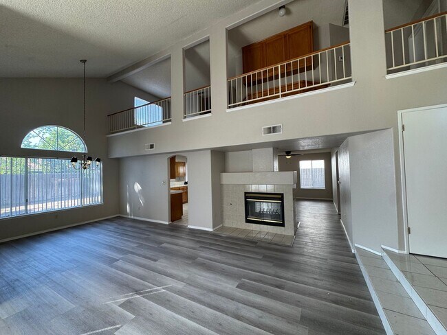 Foto del edificio - Spacious NW Bakersfield Home!