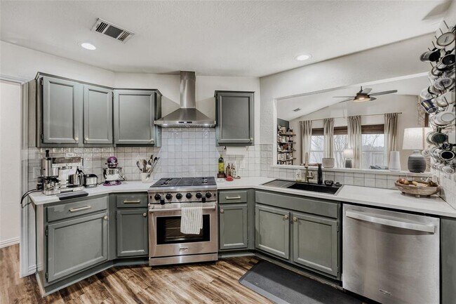 Foto del edificio - 916 Great Britain Blvd