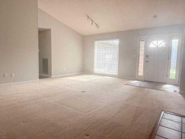 Foto del edificio - 3-Bedroom Home in Cookeville with Sunroom, Fireplace & Fire Pit Area