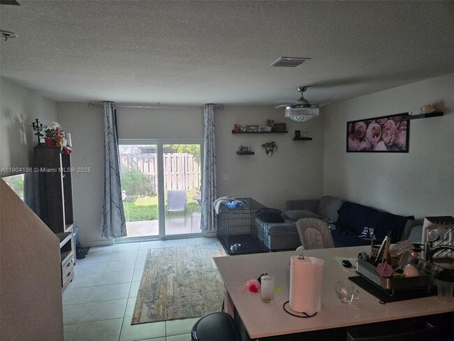 Foto del edificio - 392 NW 11th Ct