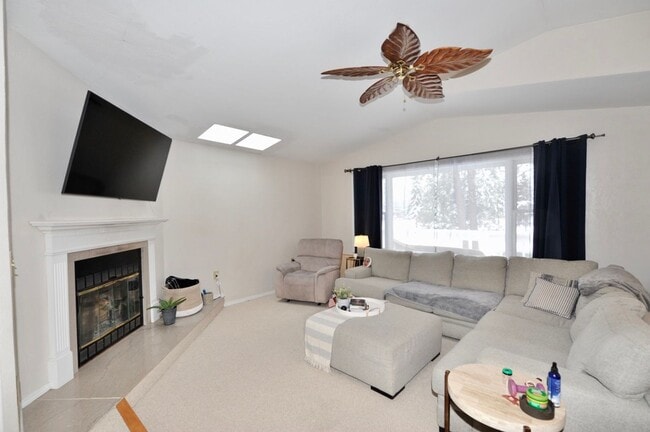 Building Photo - Fairway Golf Course 3 bed 3 bath with basement