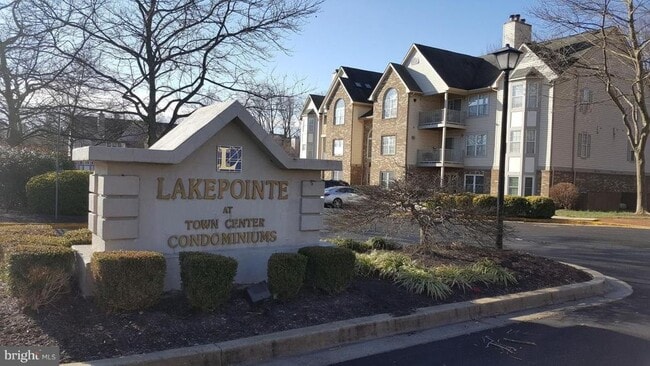Condo community - 9816 Lake Pointe Ct