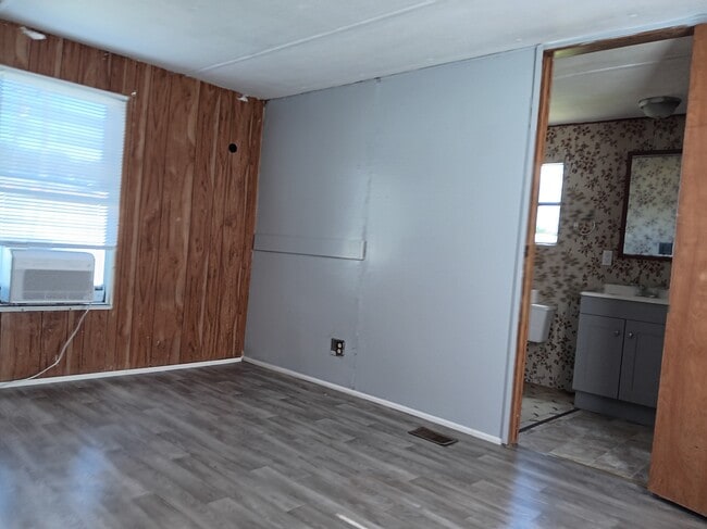 Building Photo - 208 Dye St