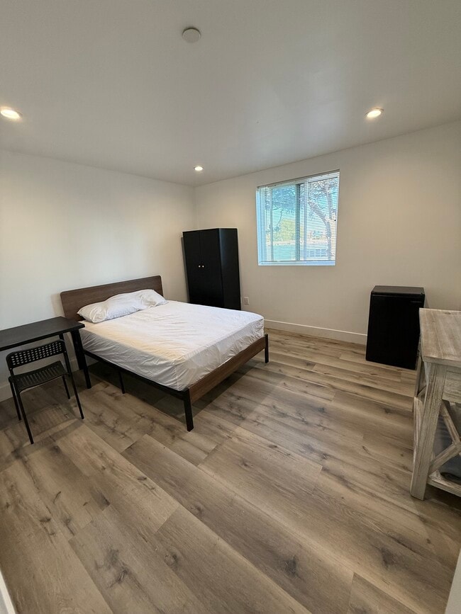 Building Photo - 1112 W 40th Pl