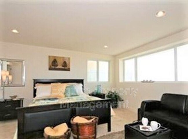 Building Photo - 3757 Ocean Dr