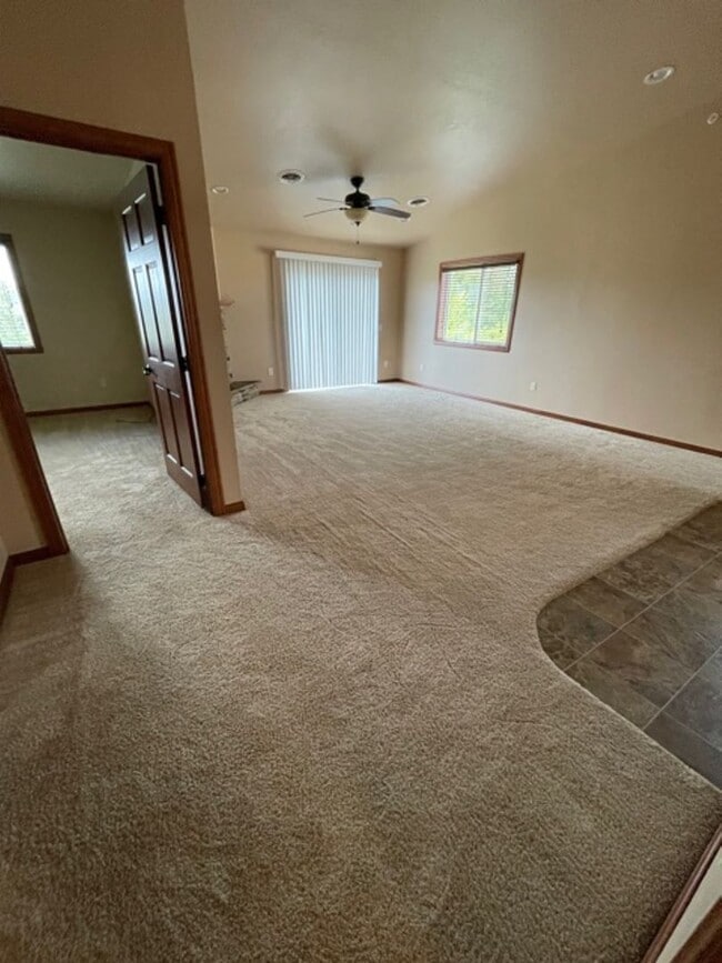 Foto del edificio - 2 Bedroom, 2 Bathroom Upper Available
