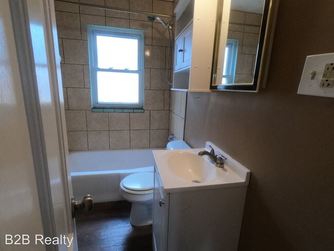 Building Photo - 2 br, 1 bath Apartment - 4536 W 150th St