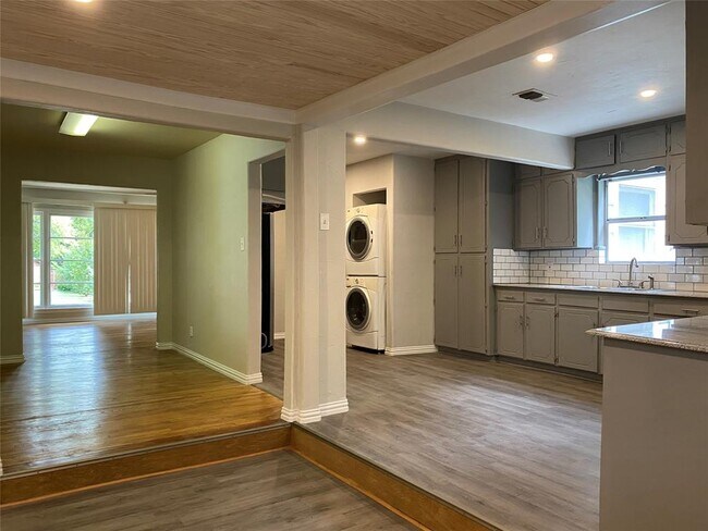 Foto del edificio - 925 Red Oak Ln