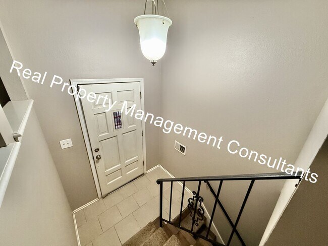 Foto del edificio - 3 Bedroom Split-Level Home in Sought-After...