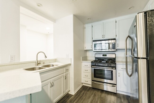 Interior Photo - 311 South Doheny Drive