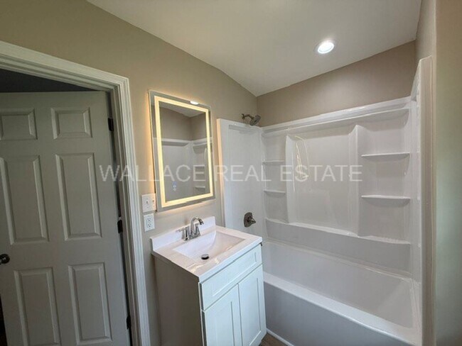 Foto del edificio - TOTALLY RENOVATED 3 BEDROOM HOUSE MINUTES FROM NEW SMOKIES STADIUM!!