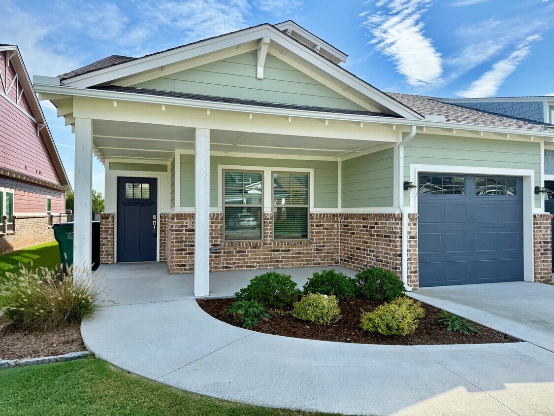 Primary Photo - Large 2 Bed, 2 Bath in Beautifully Well-Ma...