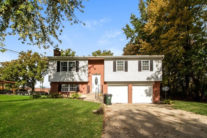 Primary Photo - Stunning 3 Bedroom Split-Level