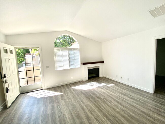 Building Photo - 2 Bed, 2 Bath upper end unit in Beautiful Rancho Santa Margarita