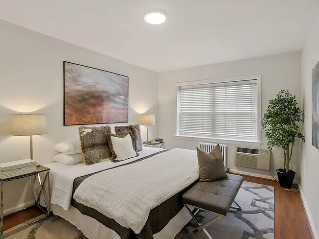 Foto del edificio - 7036 Strathmore St