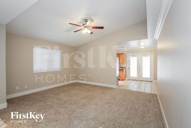 Foto del edificio - 7320 Backstretch Dr