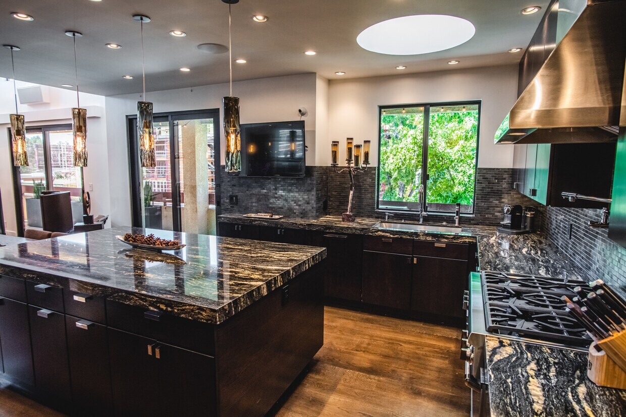 11322 Camarillo St Unit 305, Los Angeles, CA 91602 Condo for Rent in