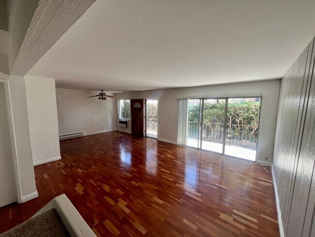 Foto del edificio - 382 Miraleste Dr