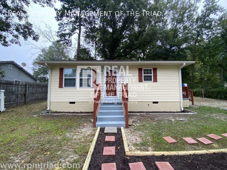 Primary Photo - Renovated 2BR/1BA Bungalow on dead-end str...
