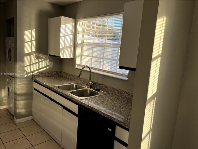 Foto del edificio - 8657 SW 5th St