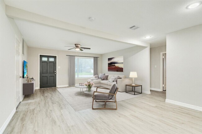 Foto del edificio - Recently Renovated 4-Bedroom Home with Mod...