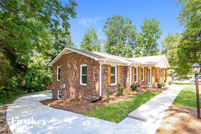 Building Photo - 1810 Chestnut Dr