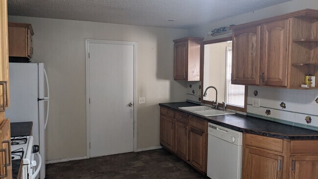 Building Photo - 1303 N McCoy St