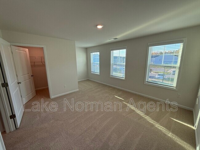 Foto del edificio - 4144 Steel Wy