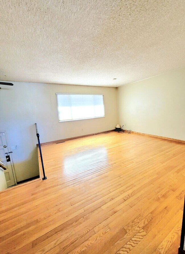 Foto del edificio - 4 bedroom home with fenced back yard!