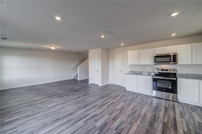 Building Photo - 300 Coverly Ct