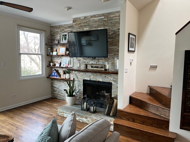 Living room - 1827 W Oakdale Ave