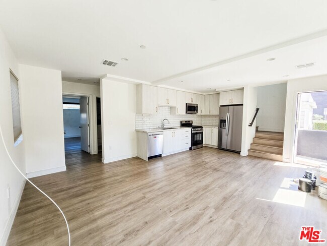 Foto del edificio - 3524 Bronson Ave