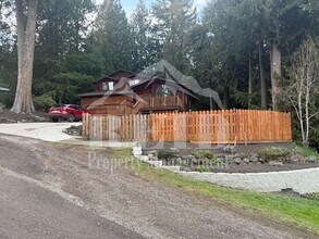 Building Photo - 2044 NE Ivy Rd