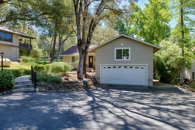 Building Photo - Golf Course Home in Lake of the Pines with Stunning Views!