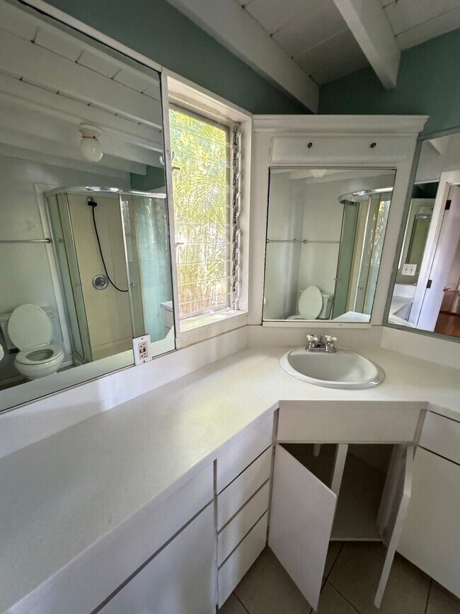 Building Photo - Charming House in Manoa 4 bed with bonus a...