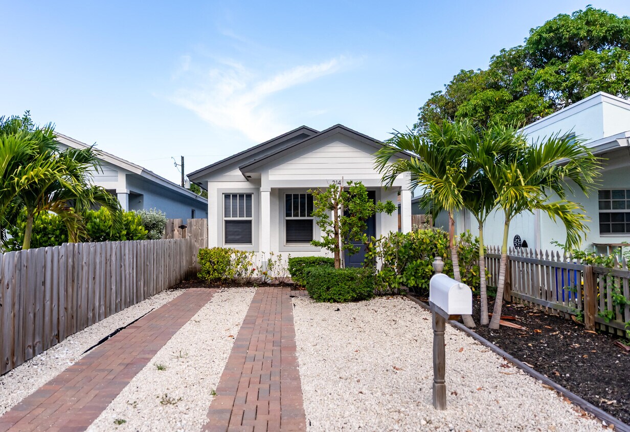 Foto principal - 214 C St