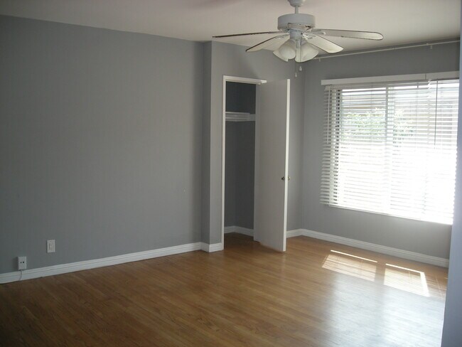 Sala de estar desde el comedor - 1108 S Sherbourne Dr