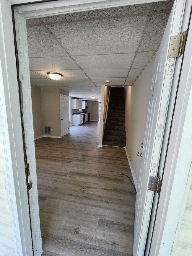 Building Photo - Spacious 3-Bedroom, 1-Bathroom Home AVAILA...