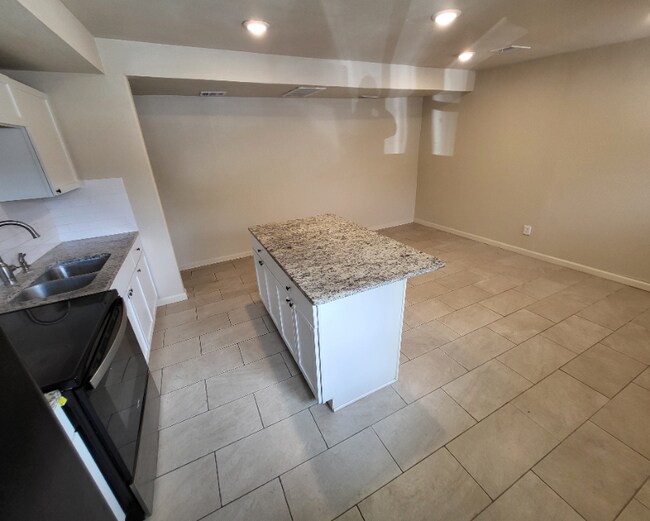 Building Photo - 118 Esmeralda Dr