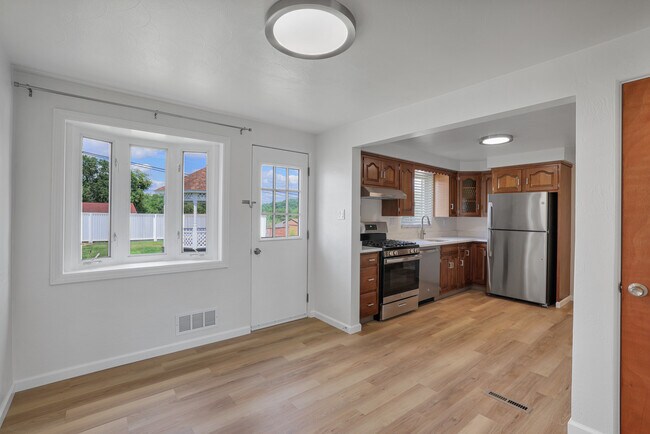 Comedor - 1755 Elderslee Rd