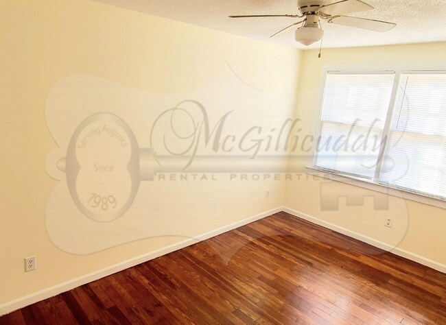 Building Photo - 1208 Holden Dr