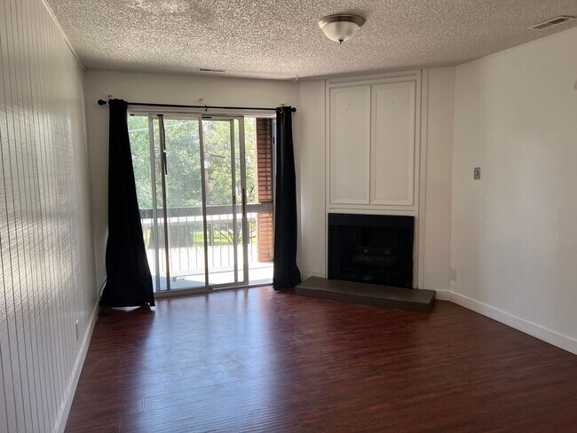 Building Photo - Amazing Room Downtown Renovated/Fireplace/Balcony/View