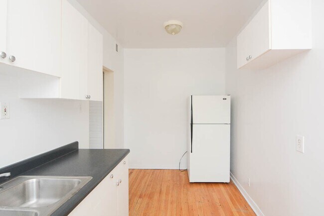 Foto del edificio - 3042 W Wellington Ave